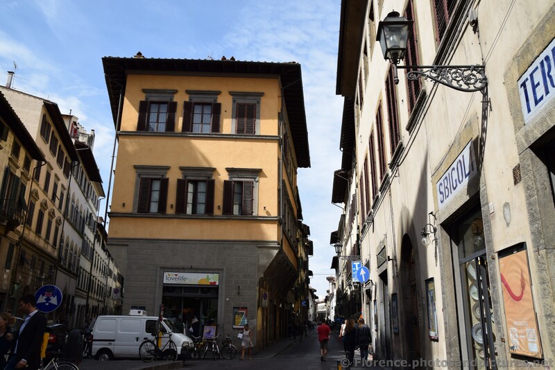 Lovelife Juice in Florence on Triangular Street Corner.jpg