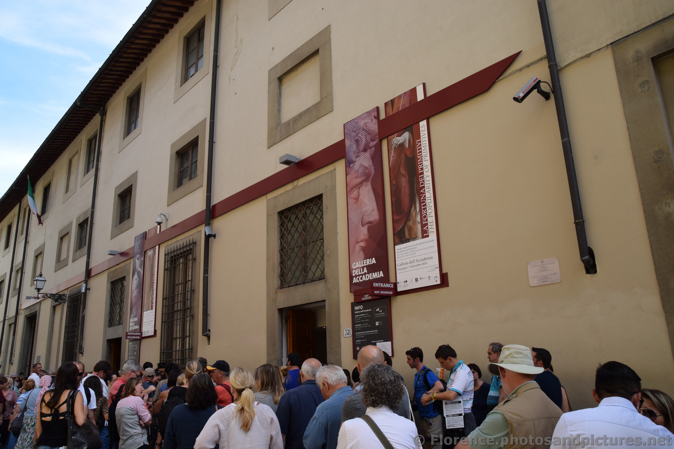 Galleria Della Accademia Entrance and Line to Get in.jpg