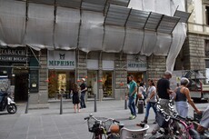 Looks like a shoe store, and then a tabacco store next to it.jpg