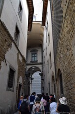 Bridge Overhang on Via Lambertesca near the Uffizi.jpg