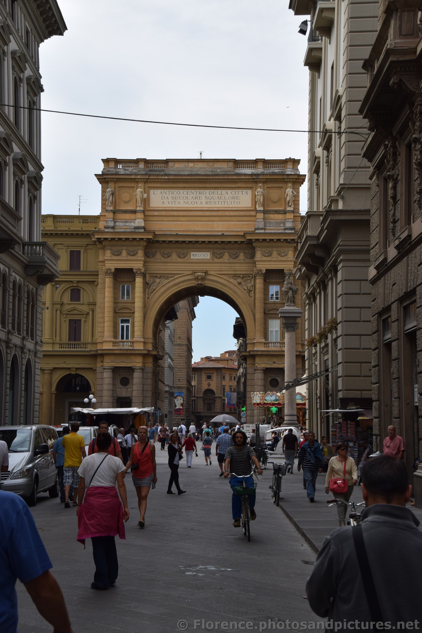 Gate of Piazza della Repubblica Florence looms into view.jpg