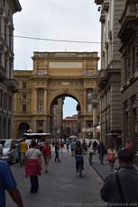 Gate of Piazza della Repubblica Florence looms into view.jpg