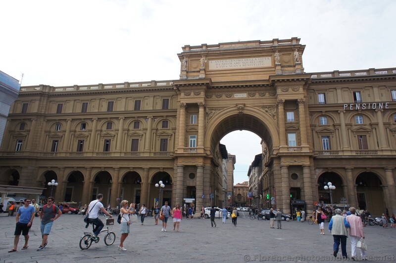 Arch of Piazza della Repubblica.jpg