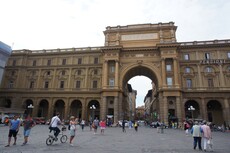 Arch of Piazza della Repubblica.jpg
