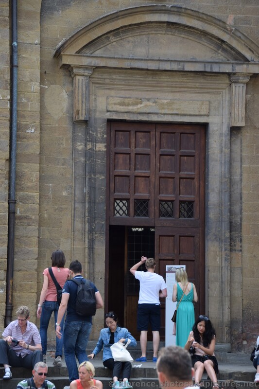 Entrance to Basilica of San Lorenzo in Florence.jpg