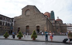 Wide-Angle view of the Basilica of San Lorenzo.jpg