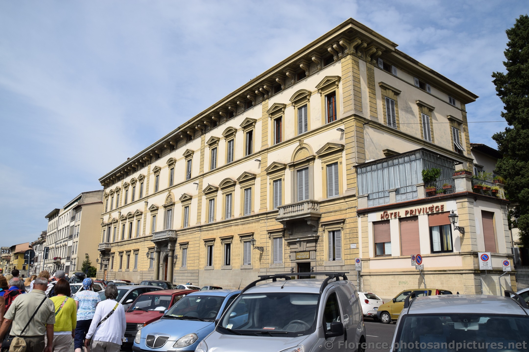 Hotel Privilege Florence next to Arno River.jpg