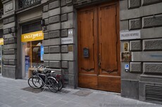 Entrance to Palazzo Ruspoli near Florence Cathedral.jpg