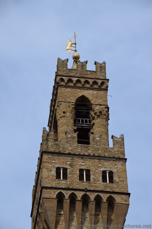 Lion atop Tower of Palazzo Vecchio viewed from Piazzale degli Uffizi.jpg