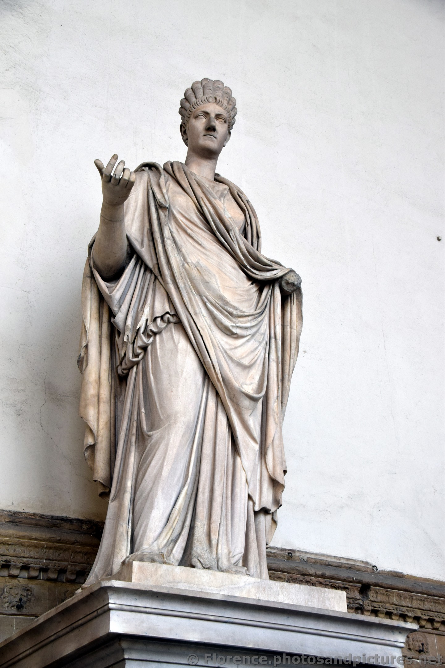 Roman Noblewoman Sabine Statue inside the Loggia dei Lanzi.jpg