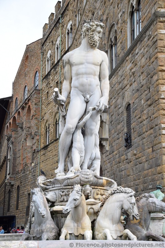 Piazza della Signoria Fountain of Neptune Close Up.jpg
