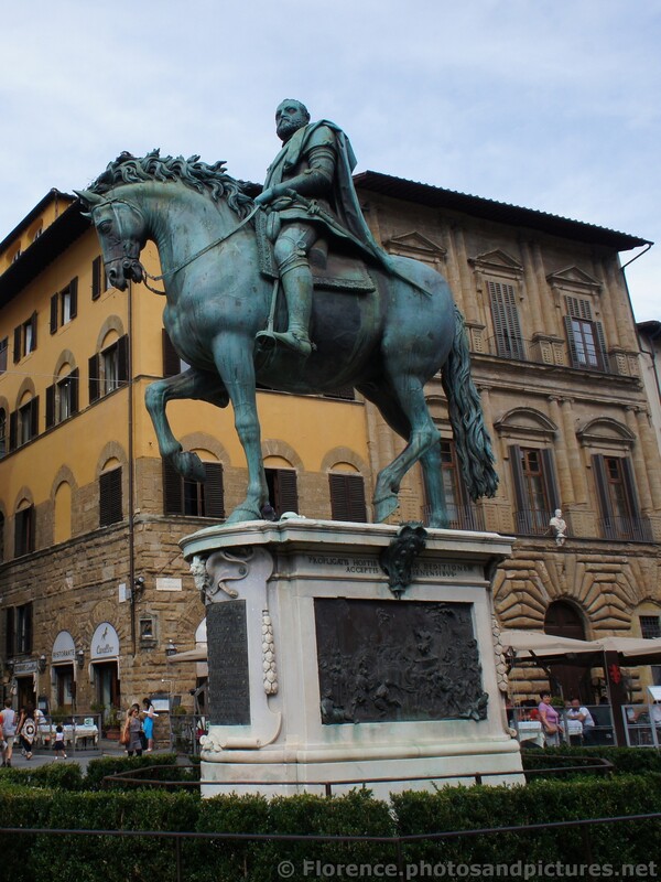 Cosimo I de Medici Statue at Piazza della Signoria.jpg
