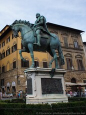 Cosimo I de Medici Statue at Piazza della Signoria.jpg