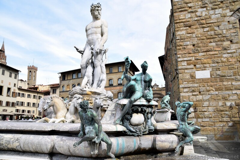 Fountain of Neptune at Piazza della Signoria.jpg