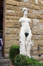Eve Woman Statue next to Entrance of Palazzo Vecchio.jpg