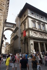 Corner of Uffizi Museum with Bridge to Palazzo Vecchio.jpg