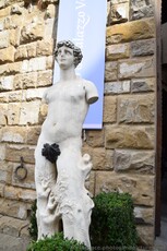 Statue of Adam at entrance to Palazzo Vecchio.jpg