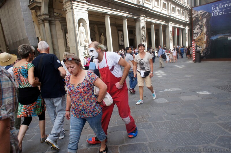 Clown mocks a woman at Piazza della Signoria.jpg