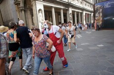 Clown mocks a woman at Piazza della Signoria.jpg