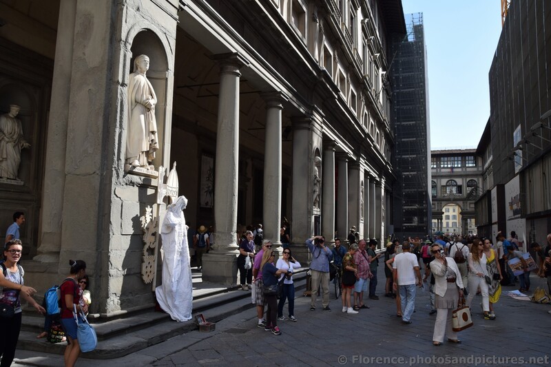 Tourists between Uffizi Gallery and Loggia dei Lanzi.jpg