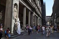 Tourists between Uffizi Gallery and Loggia dei Lanzi.jpg