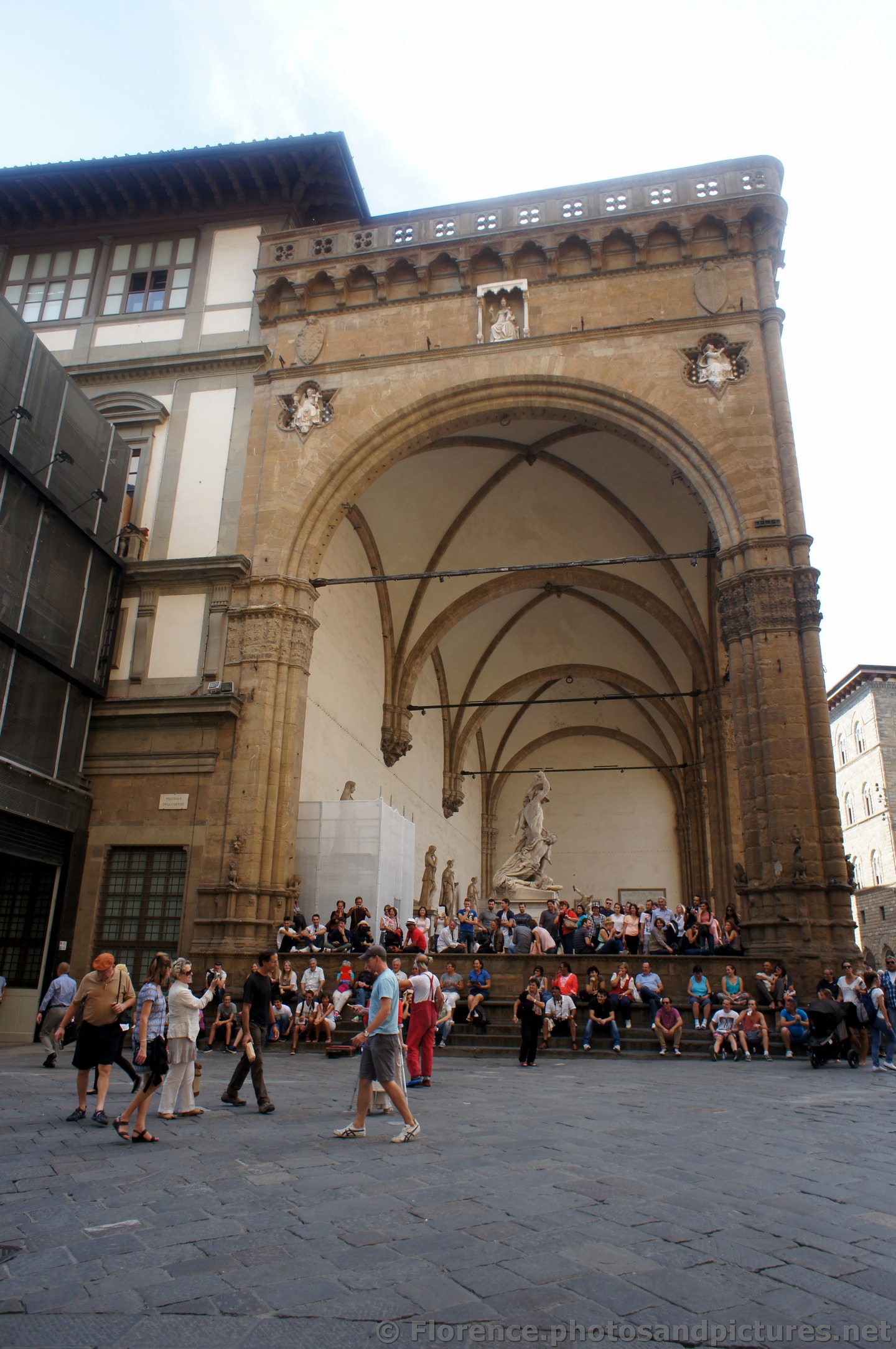 Side view of Loggia dei Lanzi.jpg