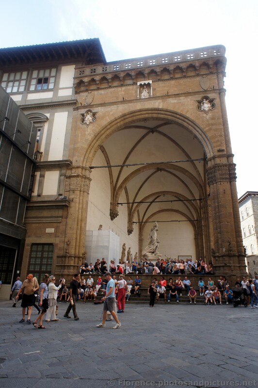 Side view of Loggia dei Lanzi.jpg