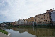 Fiume Arno River seen from next to Ponte Vecchio.jpg