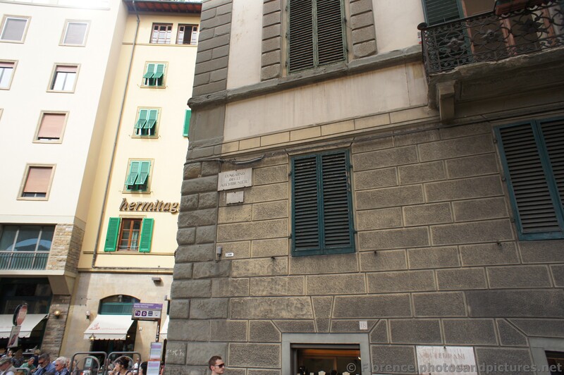 Lungarno Degli Archibusier near Ponte Vecchio Florence.jpg
