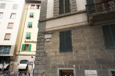 Lungarno Degli Archibusier near Ponte Vecchio Florence.jpg