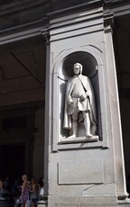 Giotto di Bondone Statue outside of the Uffizi Gallery.jpg