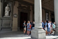 Entrance to Uffizi Gallery with Cosimo de' Medici Statue.jpg