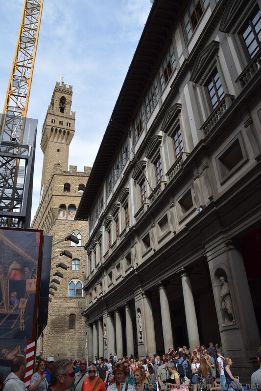 Tower of Palazza Vecchio loom into view on Piazzale degli Uffizi.jpg